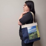 Sac réutilisable en denim avec bande vert sur côté droit de la collection Charlevoix mes Amours 